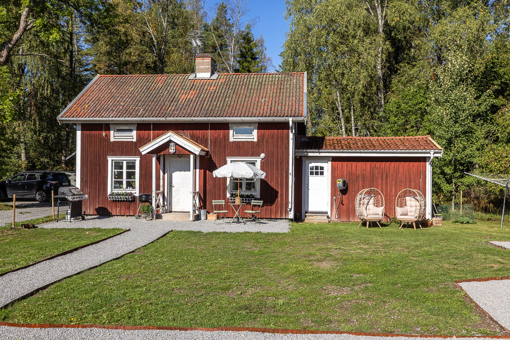 Charmig och komplett hästgård med två bostäder och ypperligt pendlingsläge – photo 84