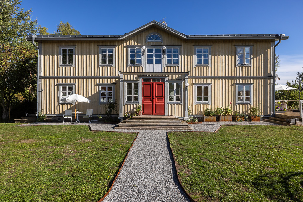 Charmig och komplett hästgård med två bostäder och ypperligt pendlingsläge – photo 3