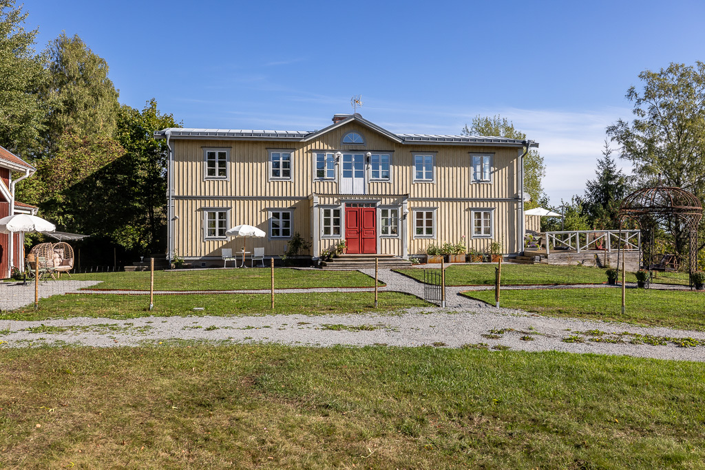 Charmig och komplett hästgård med två bostäder och ypperligt pendlingsläge – photo 17