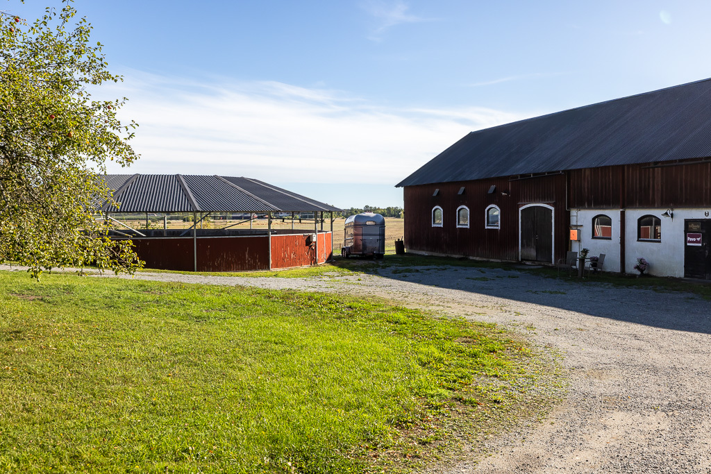 Charmig och komplett hästgård med två bostäder och ypperligt pendlingsläge – photo 65