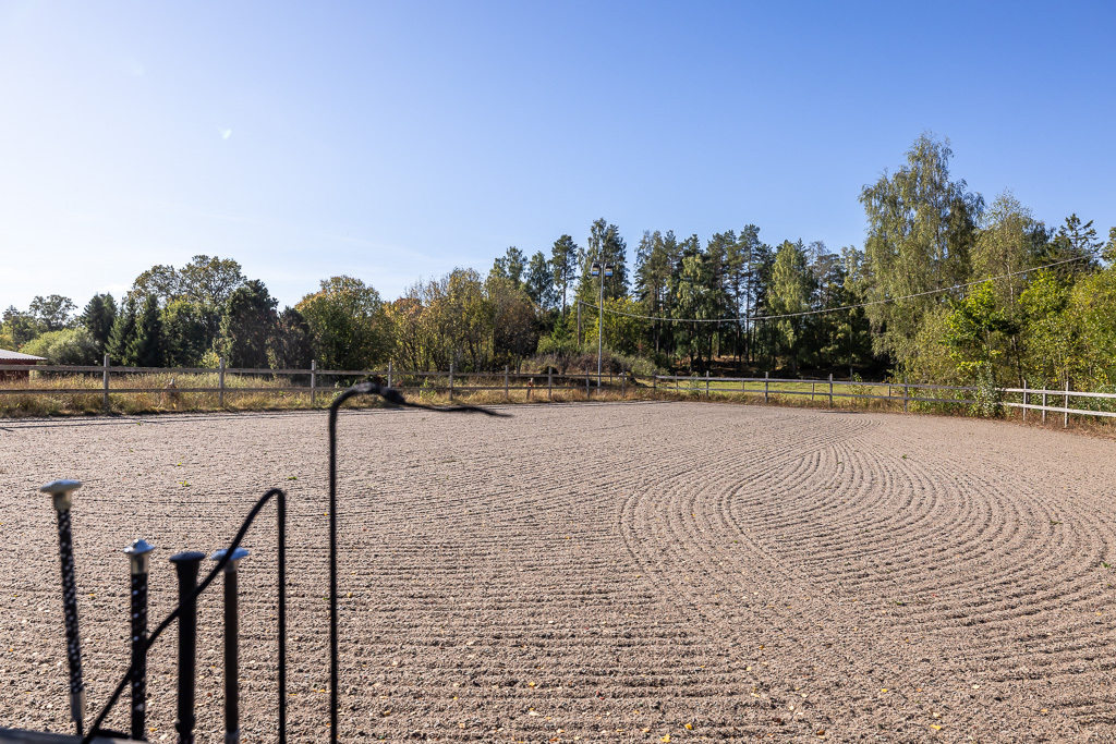 Charmig och komplett hästgård med två bostäder och ypperligt pendlingsläge – photo 77