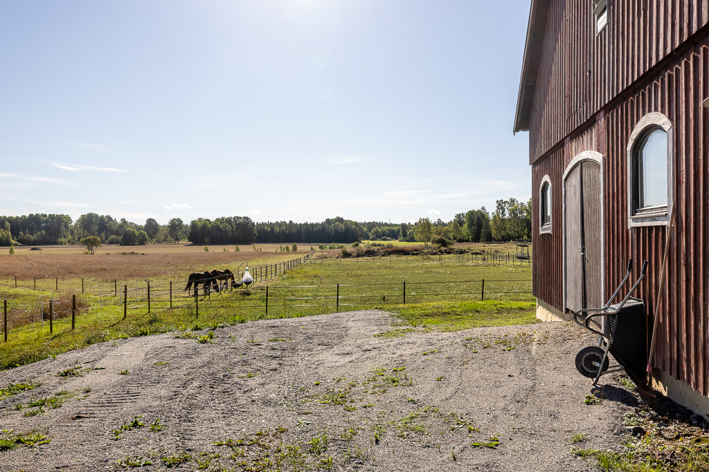 Charmig och komplett hästgård med två bostäder och ypperligt pendlingsläge – photo 80