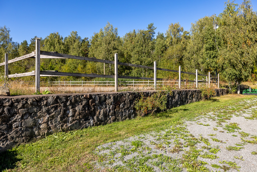Charmig och komplett hästgård med två bostäder och ypperligt pendlingsläge – photo 78