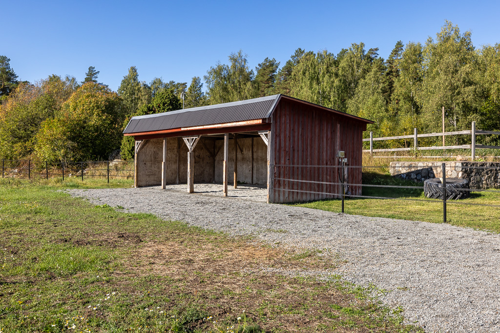 Charmig och komplett hästgård med två bostäder och ypperligt pendlingsläge – photo 83