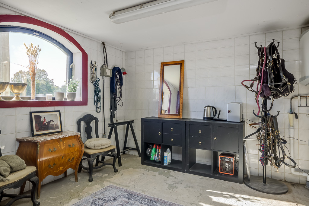 Charmig och komplett hästgård med två bostäder och ypperligt pendlingsläge – photo 71