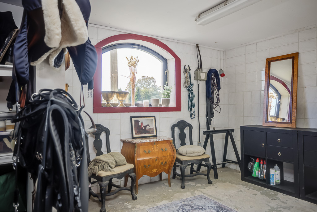 Charmig och komplett hästgård med två bostäder och ypperligt pendlingsläge – photo 72