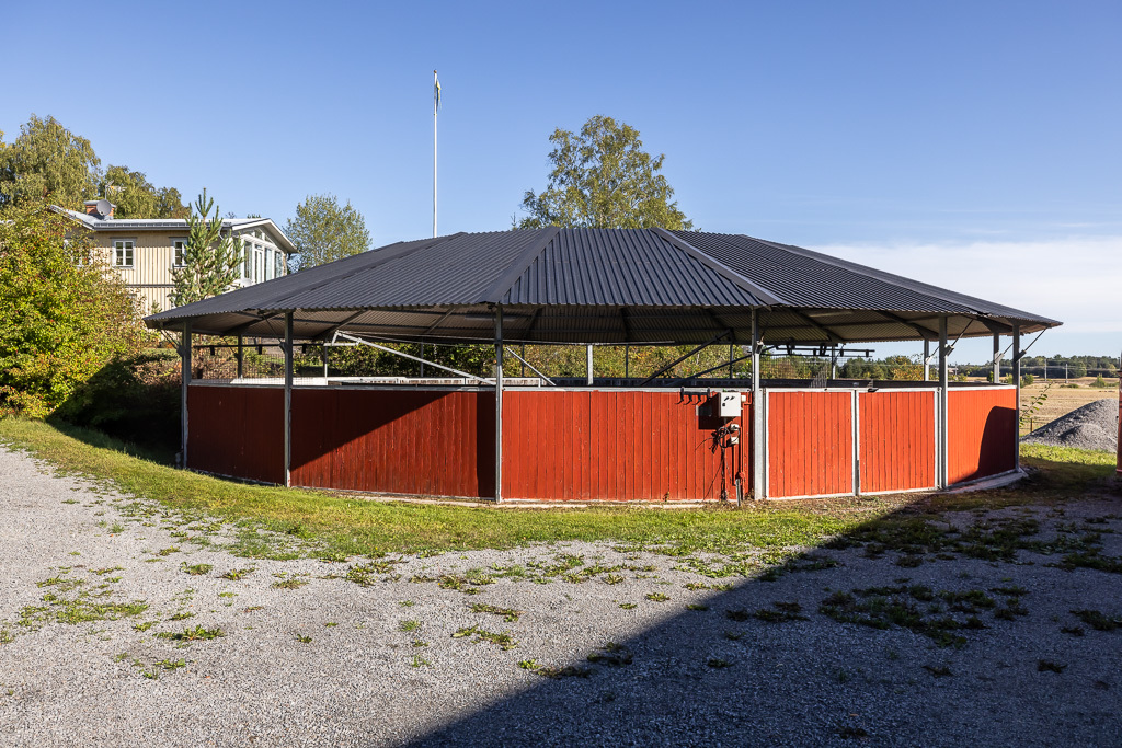 Charmig och komplett hästgård med två bostäder och ypperligt pendlingsläge – photo 79