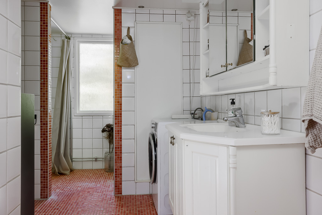 Charmig och komplett hästgård med två bostäder och ypperligt pendlingsläge – photo 98
