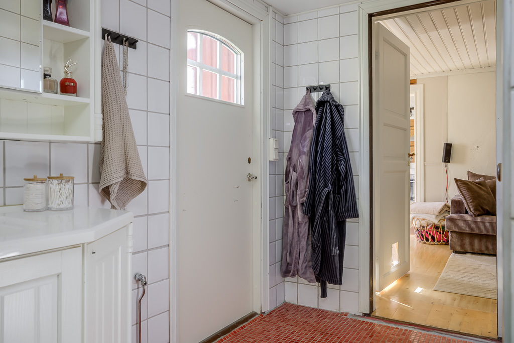Charmig och komplett hästgård med två bostäder och ypperligt pendlingsläge – photo 100