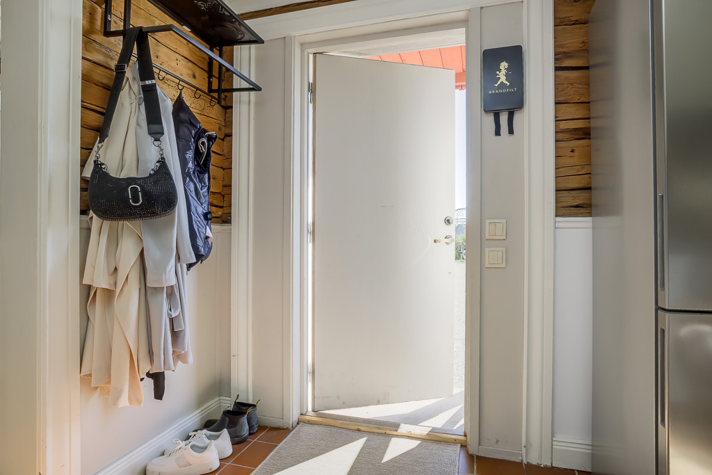 Charmig och komplett hästgård med två bostäder och ypperligt pendlingsläge – photo 96