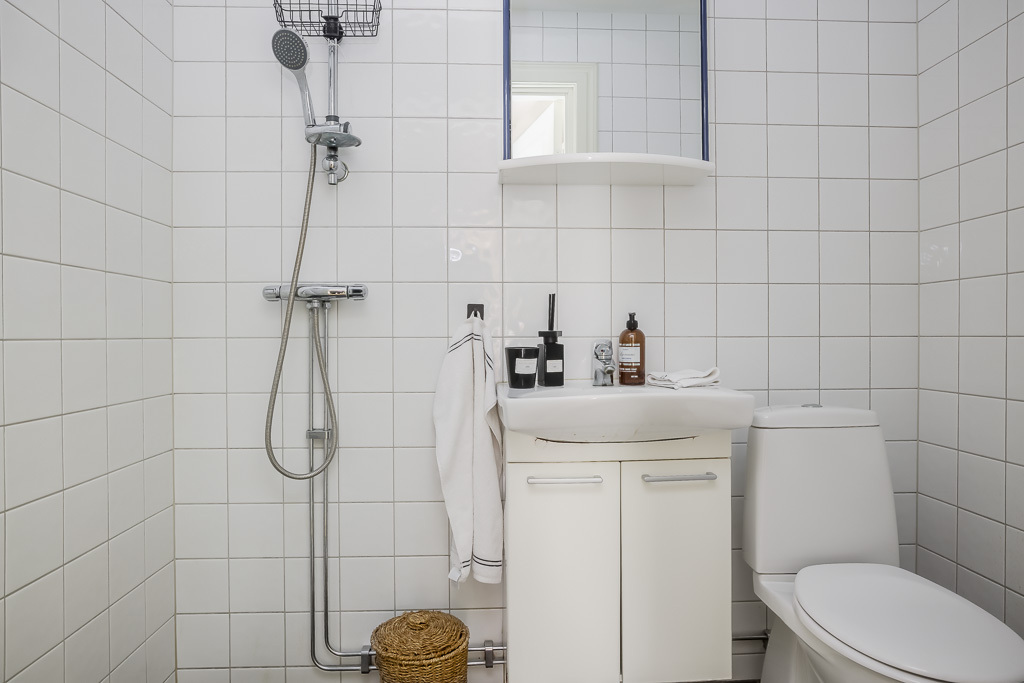 Charmig och komplett hästgård med två bostäder och ypperligt pendlingsläge – photo 41