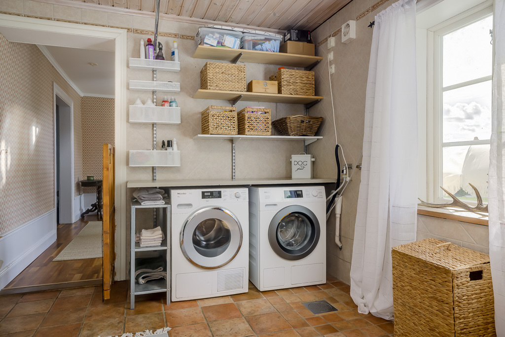 Charmig och komplett hästgård med två bostäder och ypperligt pendlingsläge – photo 43