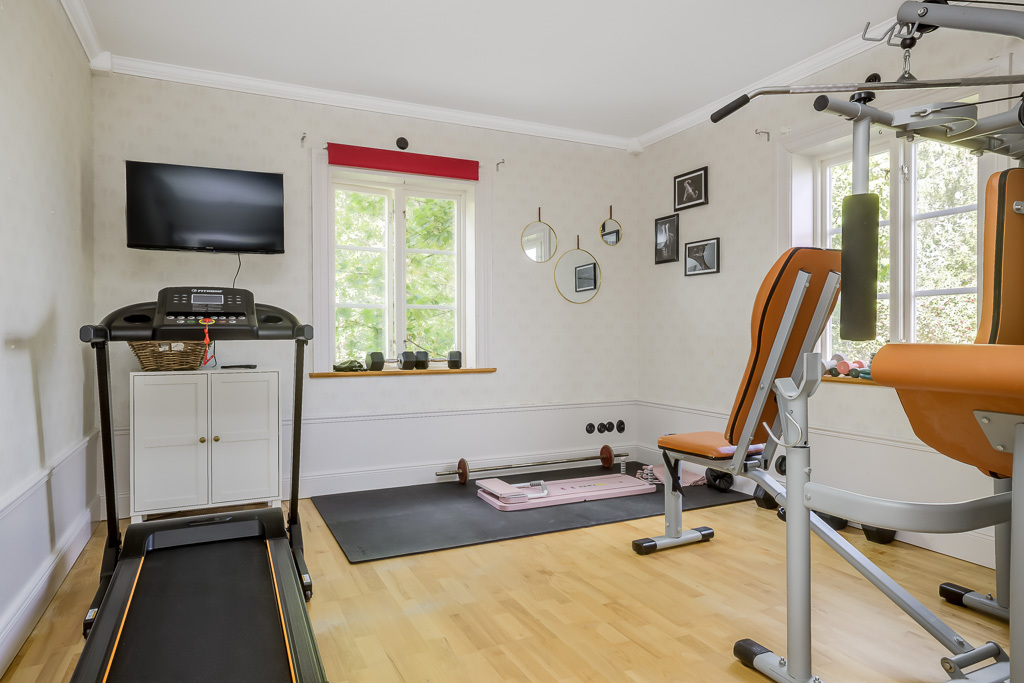 Charmig och komplett hästgård med två bostäder och ypperligt pendlingsläge – photo 64