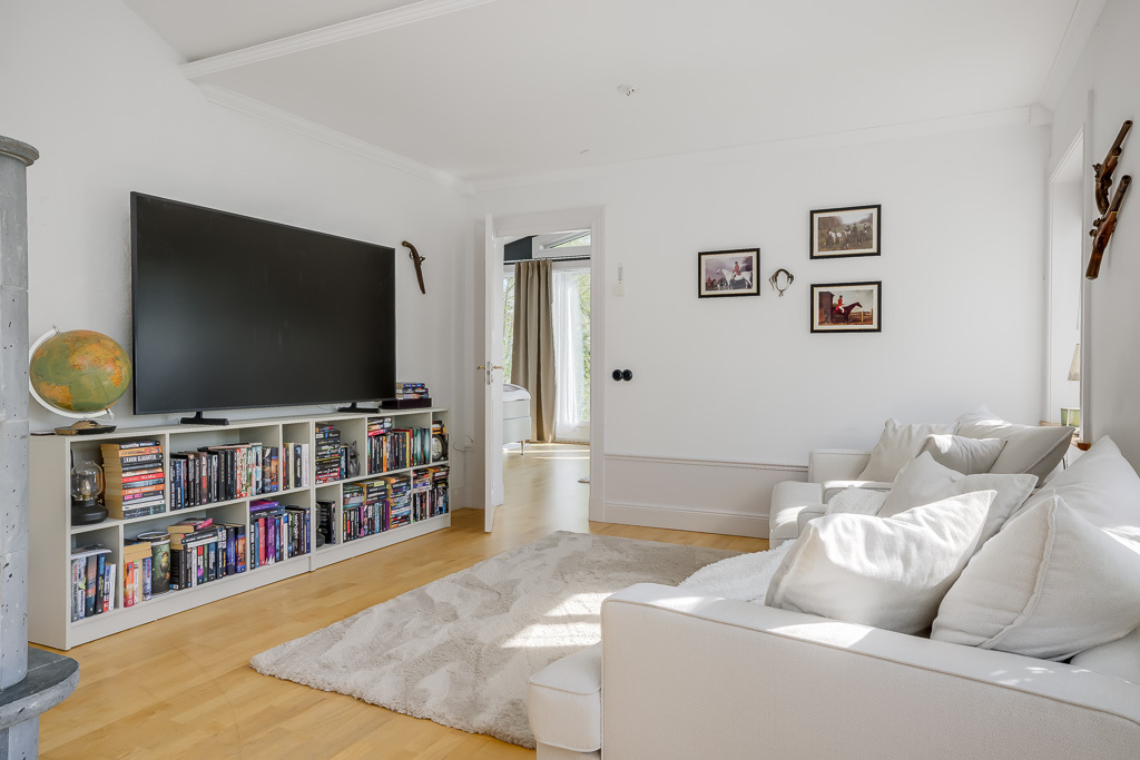 Charmig och komplett hästgård med två bostäder och ypperligt pendlingsläge – photo 58