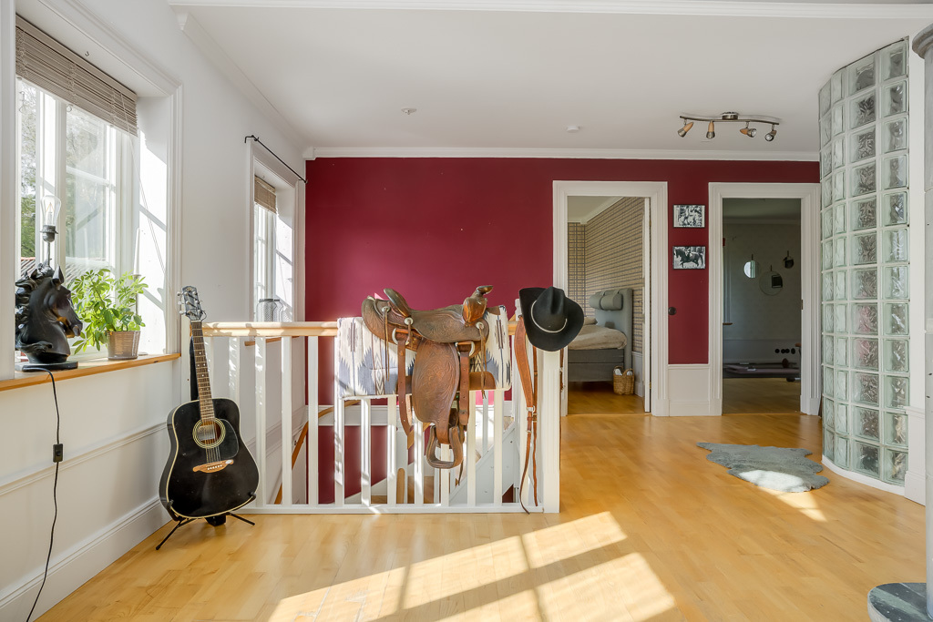 Charmig och komplett hästgård med två bostäder och ypperligt pendlingsläge – photo 56