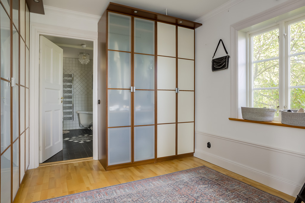 Charmig och komplett hästgård med två bostäder och ypperligt pendlingsläge – photo 51