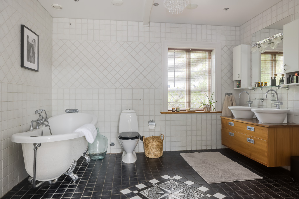 Charmig och komplett hästgård med två bostäder och ypperligt pendlingsläge – photo 52