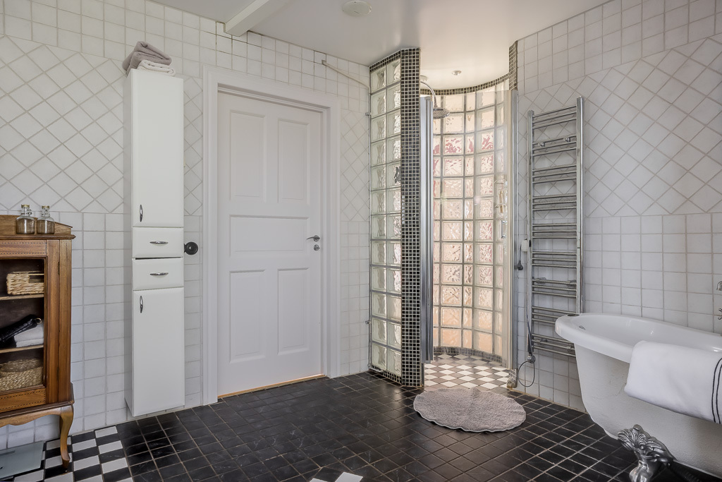 Charmig och komplett hästgård med två bostäder och ypperligt pendlingsläge – photo 53