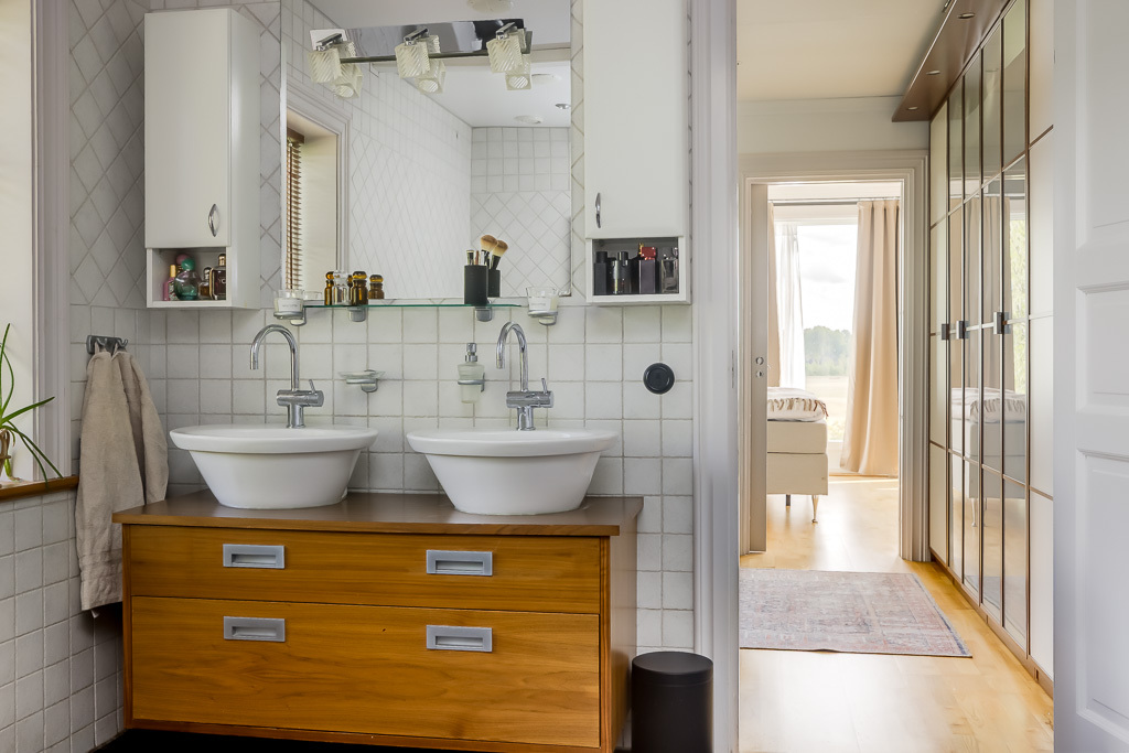 Charmig och komplett hästgård med två bostäder och ypperligt pendlingsläge – photo 55