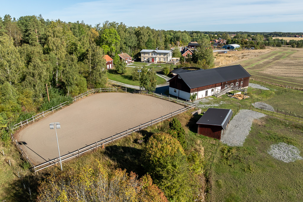 Charmig och komplett hästgård med två bostäder och ypperligt pendlingsläge – photo 2