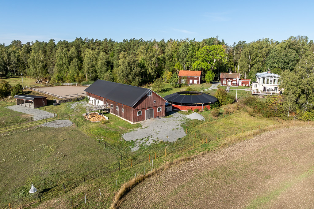 Charmig och komplett hästgård med två bostäder och ypperligt pendlingsläge – photo 13