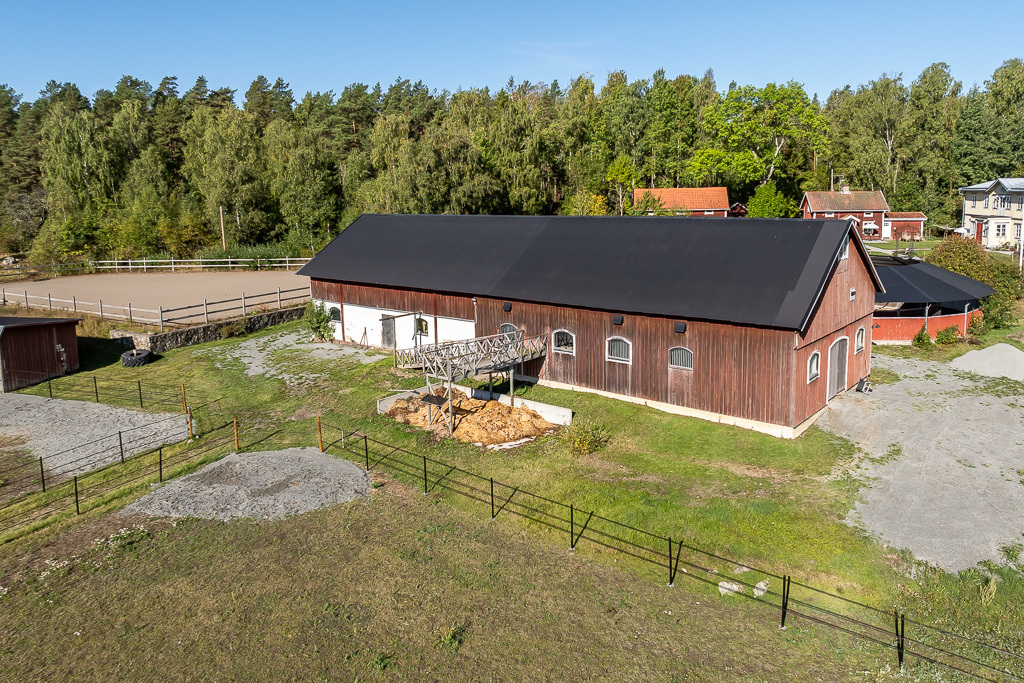 Charmig och komplett hästgård med två bostäder och ypperligt pendlingsläge – photo 82
