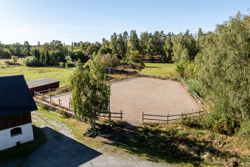 Charmig och komplett hästgård med två bostäder och ypperligt pendlingsläge – photo 7