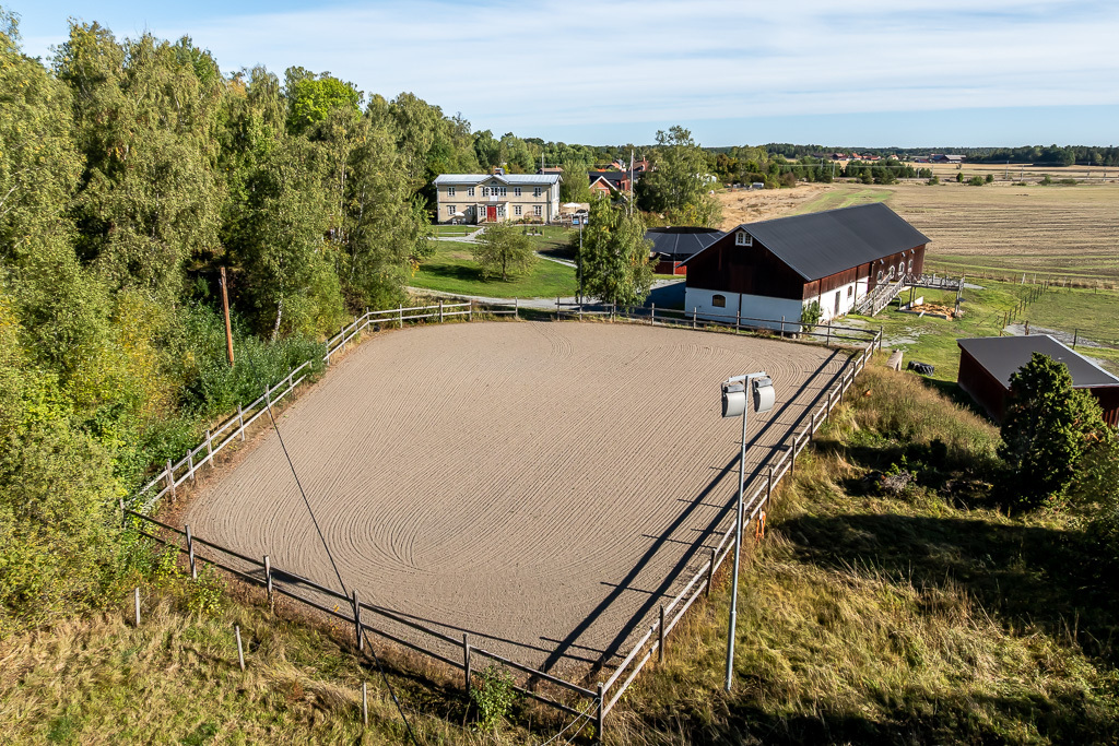 Charmig och komplett hästgård med två bostäder och ypperligt pendlingsläge – photo 76