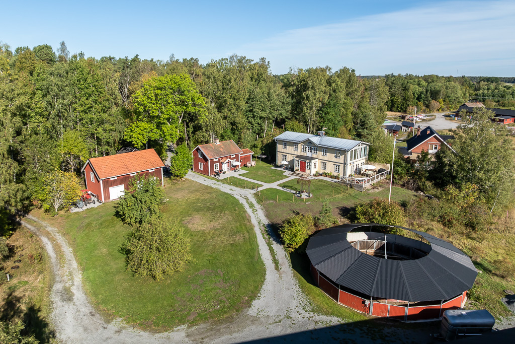 Charmig och komplett hästgård med två bostäder och ypperligt pendlingsläge – photo 8