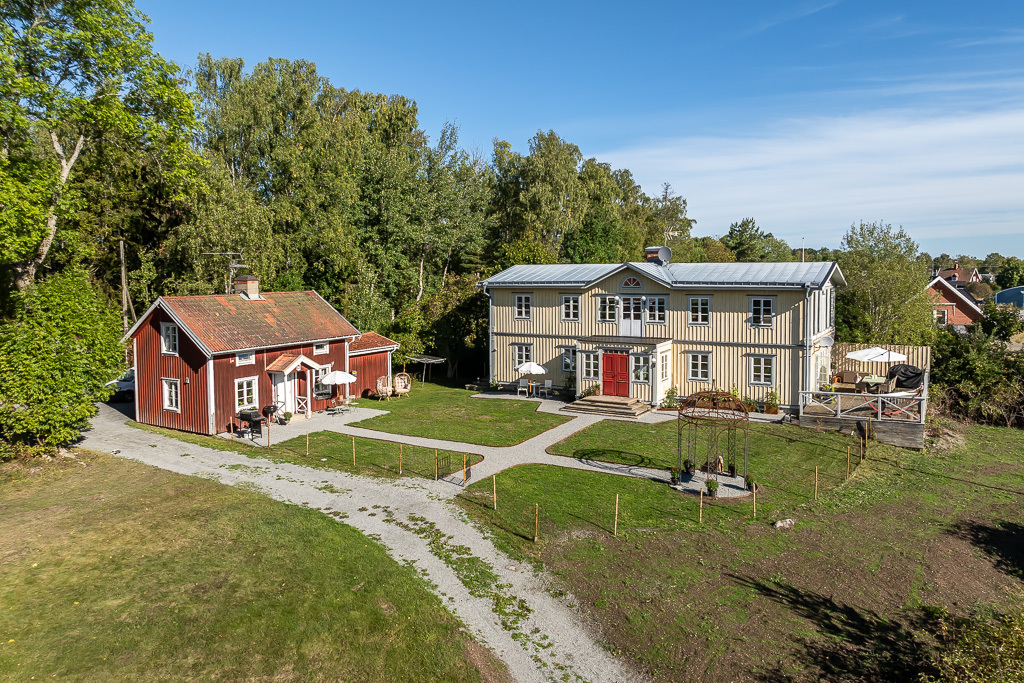 Charmig och komplett hästgård med två bostäder och ypperligt pendlingsläge – photo 16