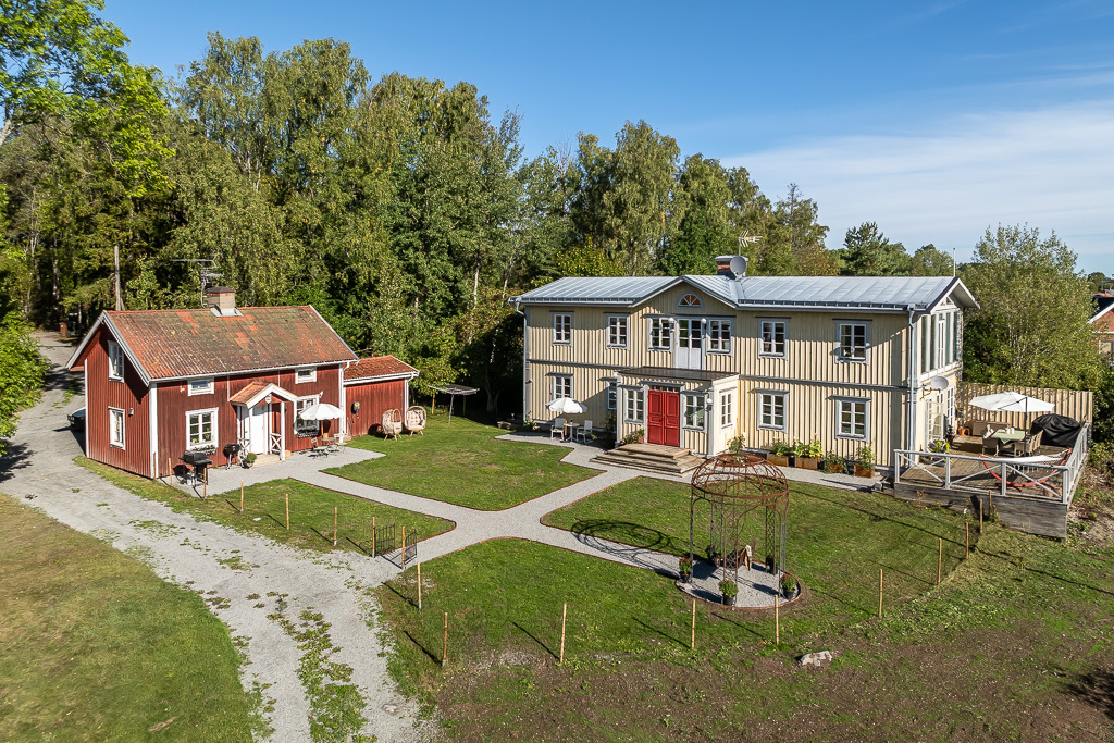Charmig och komplett hästgård med två bostäder och ypperligt pendlingsläge – photo 9