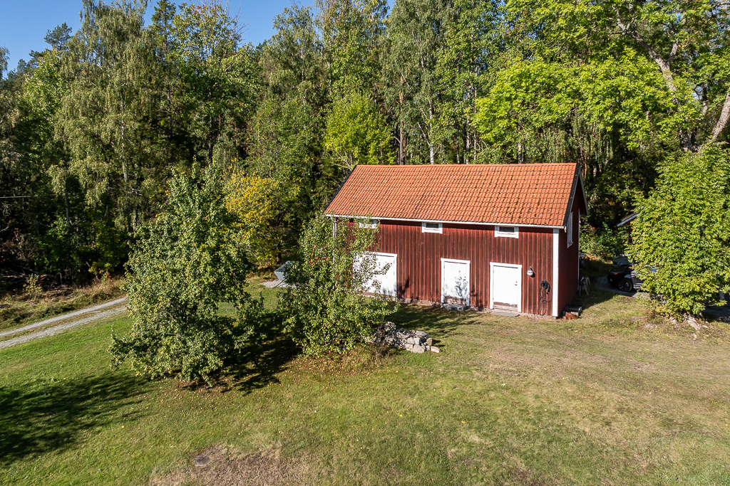 Charmig och komplett hästgård med två bostäder och ypperligt pendlingsläge – photo 107