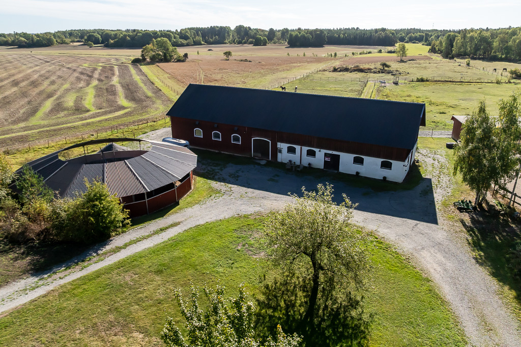 Charmig och komplett hästgård med två bostäder och ypperligt pendlingsläge – photo 5