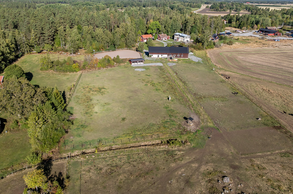 Charmig och komplett hästgård med två bostäder och ypperligt pendlingsläge – photo 12