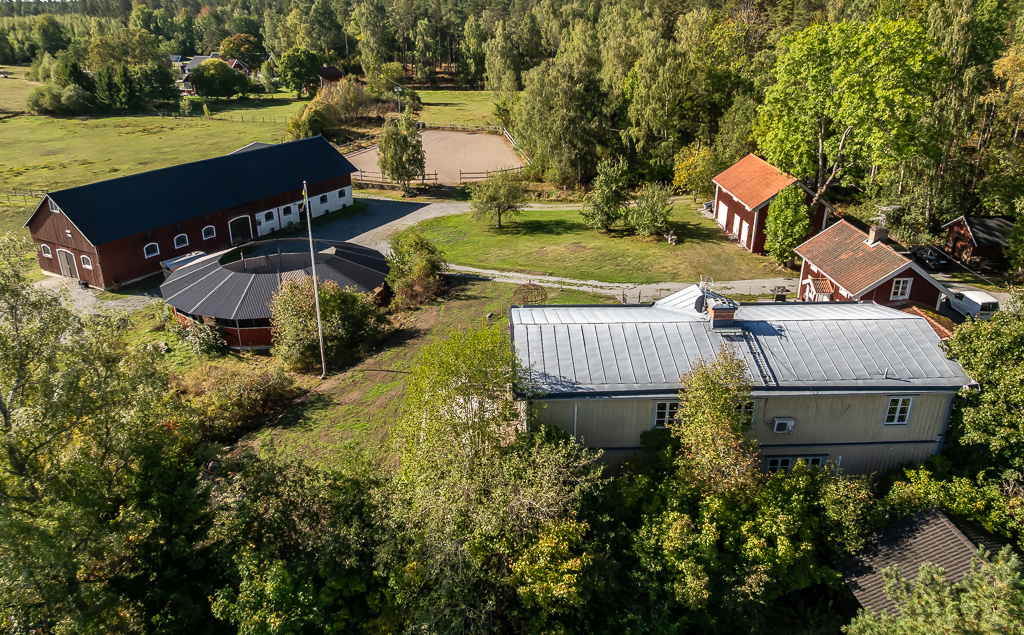 Charmig och komplett hästgård med två bostäder och ypperligt pendlingsläge – photo 109