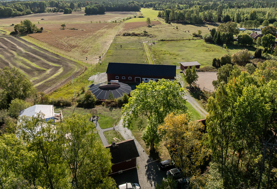 Charmig och komplett hästgård med två bostäder och ypperligt pendlingsläge – photo 4