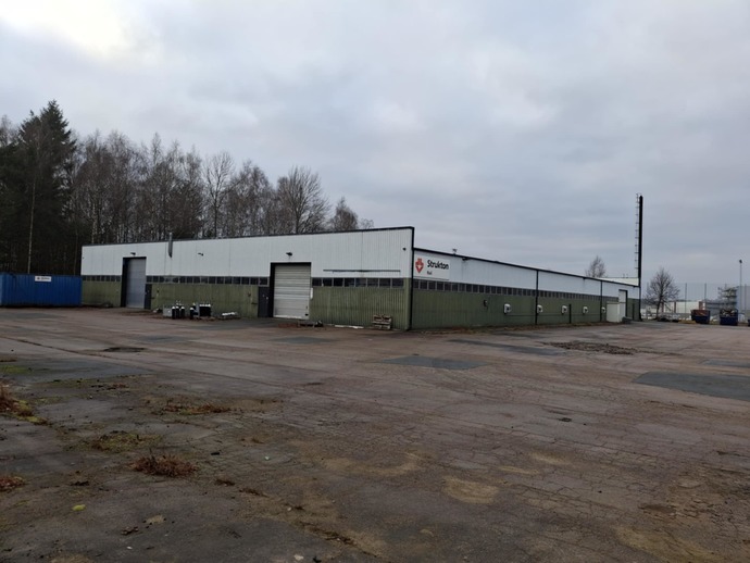 Foto Fin lagerlokal om ca 2450 m2 med tillhörande kontor och markuppställning.